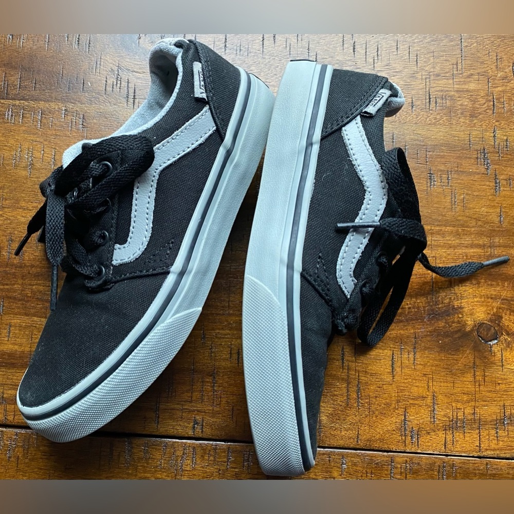 •GUC•Vans Youth Lace Up Sneakers